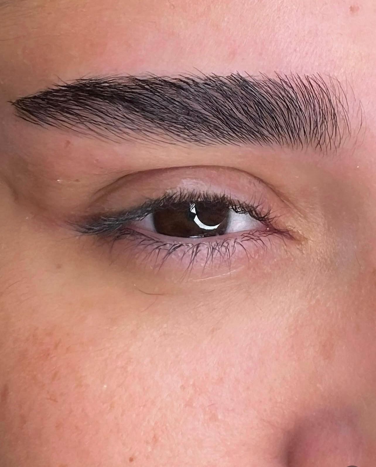 עיצוב גבות מדויק – מבט מקרוב